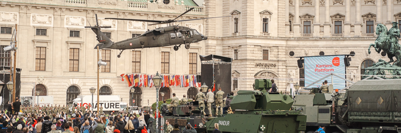 Hubschrauber hebt vom Heldenplatz ab