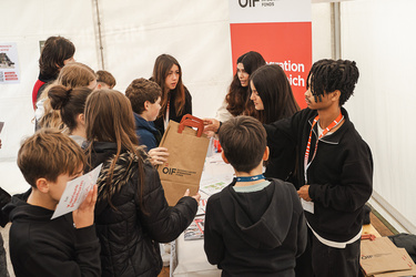 Eine Gruppe von Jugendlichen informiert sich über die Karriereplattform