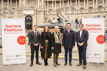 Fünf Personen stehen neben 2 Rollups von der Karriereplattform