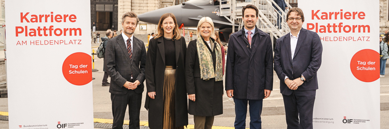 Fünf Personen stehen auf Heldenplatz