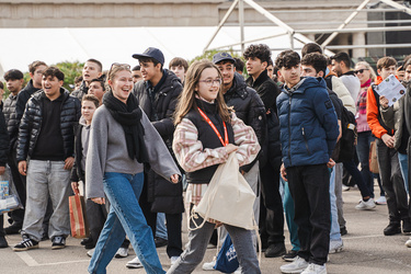Eine Gruppe von Jugendlichen steht zusammen bei der Karriereplattform am Heldenplatz