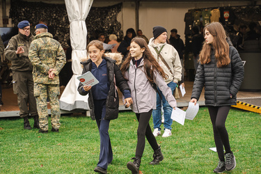 Mädchen gehen auf dem Gelände der Karriereplattform